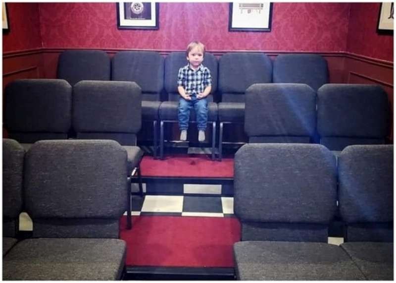 小孩坐後排中間，不怕視線被阻。