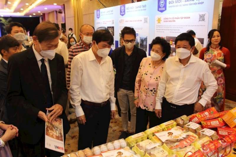 各代表參觀企業展示的產品。