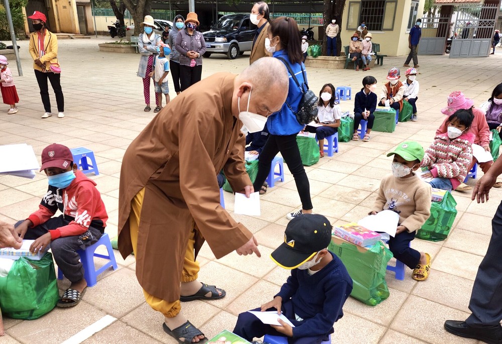 本市慈善團赴林同行善 ảnh 1