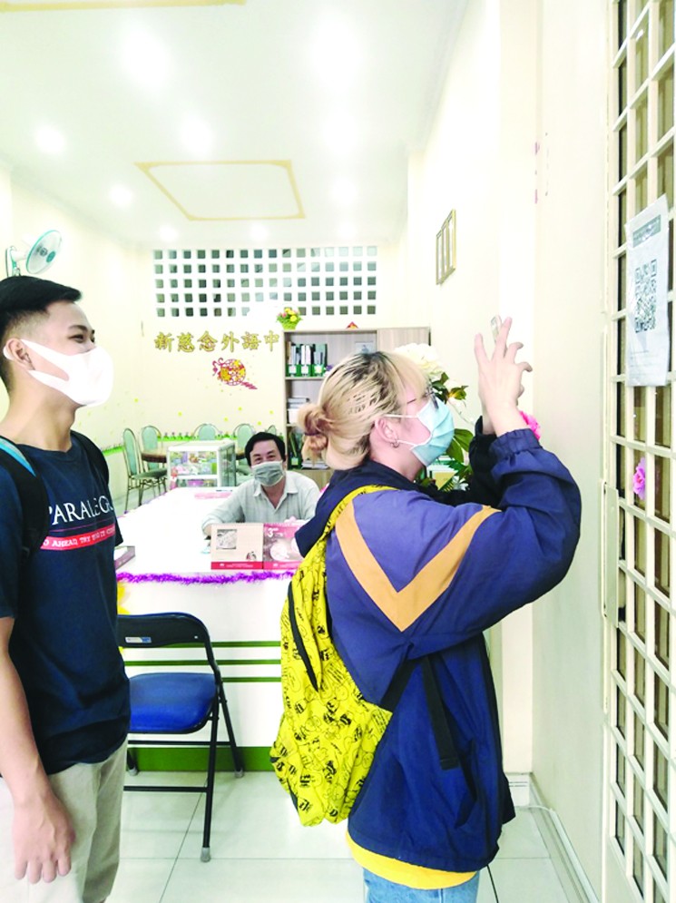 學生使用手機掃描QR碼作健康申報。