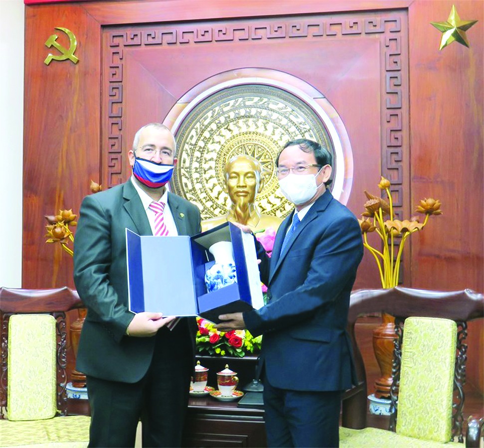 　　市委書記阮文年贈送禮物給俄羅斯 駐本市總領事蒂姆爾‧薩迪科夫。