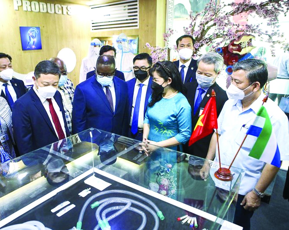 馬達比奧總統參觀 USM Heal Thcare 公司。