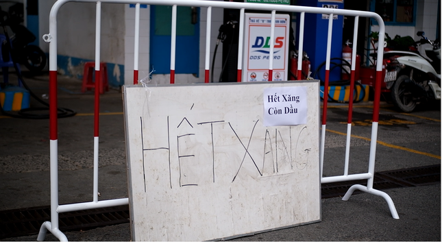 舊邑郡潘文治街一家加油站懸掛汽油告罄的告示。