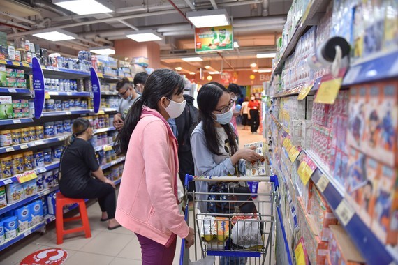 企業在新常態的背景下須注重保護 消費者的權益。