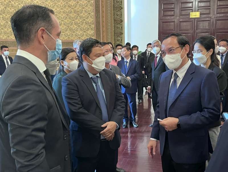 黨中央政治局委員、市委書記阮文年與各投資商交談。