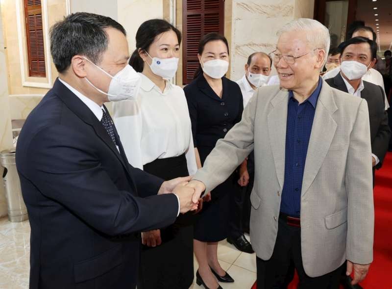 黨中央總書記阮富仲與和平省幹部交談。