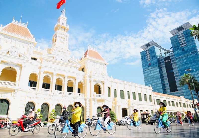 各階層婦女響應本市2022年長衫活動。