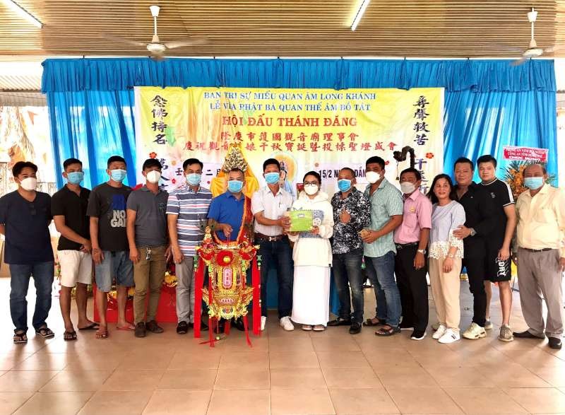 黎寶俊秀（左六）與親友接過所投得的“觀音慈袍-打金花-金玉滿堂-大龍香” 後留影。