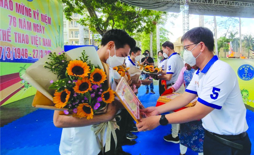 　　第五郡郡委書記阮孟強向20多名連續取得傑出成績運動員頒獎。