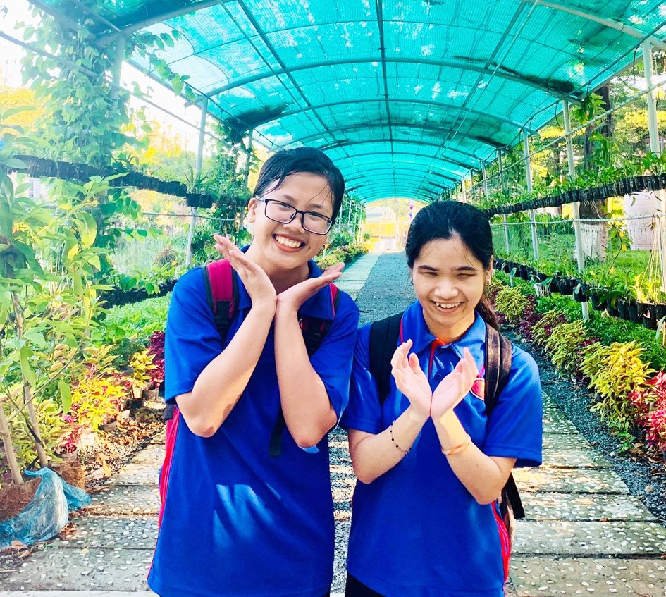 名氏碧雲(右)。