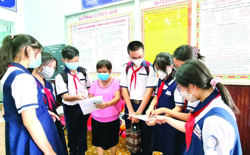 文朗學校初中考生考完試後向老師匯報考試情況。