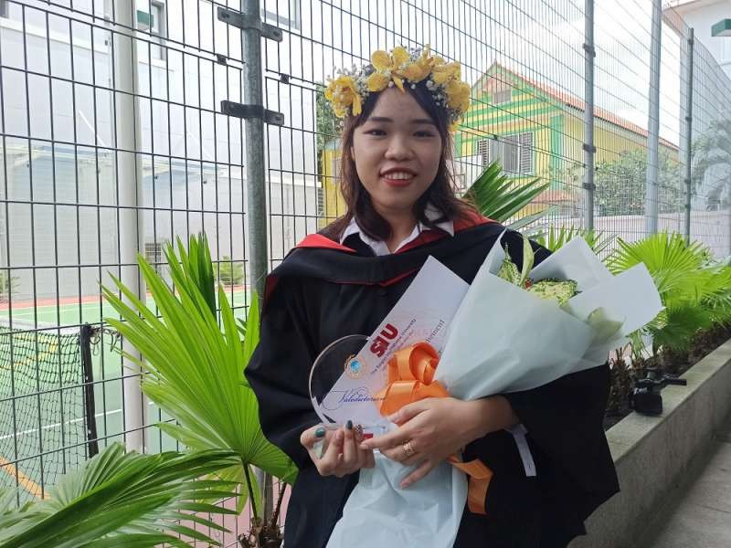 裴玉碧草獲全額獎學金。