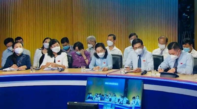 市人民議會主席阮氏麗(前排中)參加節目。