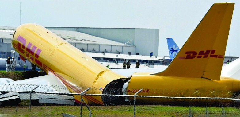 一架波音貨機在哥斯達黎加機場墜毀