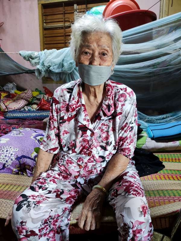 馮碧珍大娘行動很困難。