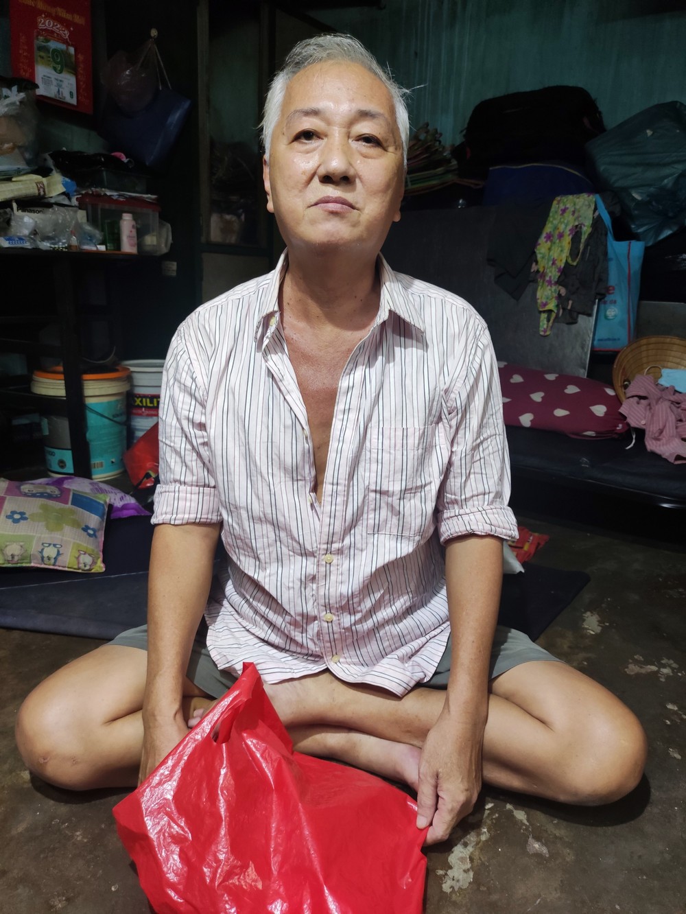 盧振華在殘舊的屋子裡。