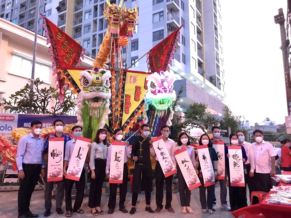 揮毫書法贈賓客。