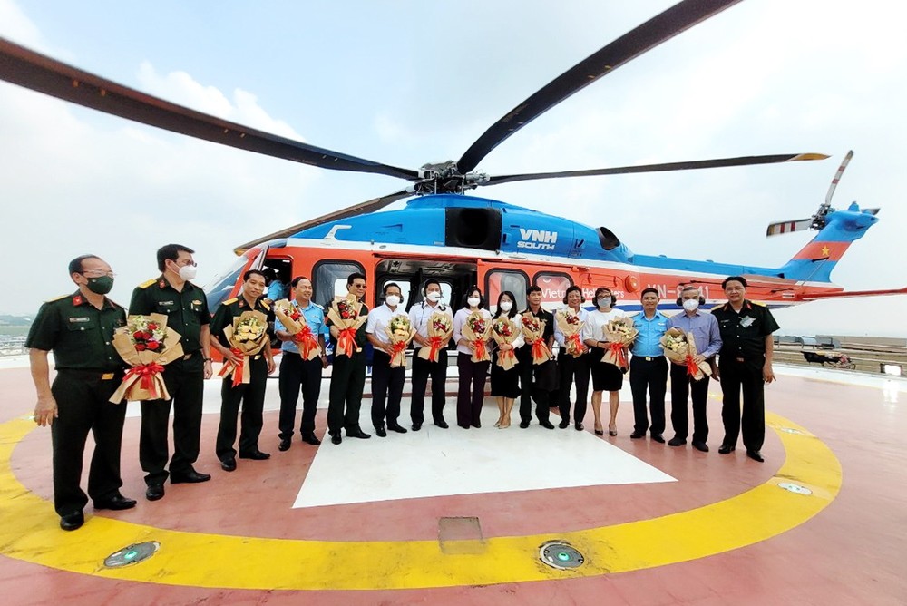 市旅遊廳代表向參加旅遊新產品考察單位贈送鮮花。