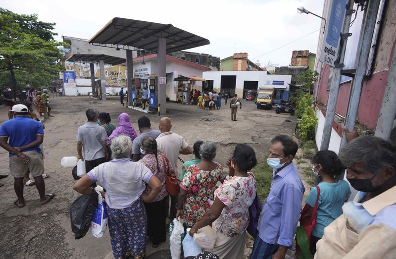圖為4月12日，斯里蘭卡一個油站外，居民正在排隊等買火水。（AP）
