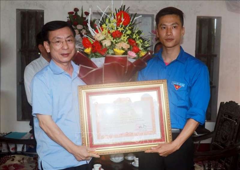 阮德正勇敢救人榮獲總理獎狀