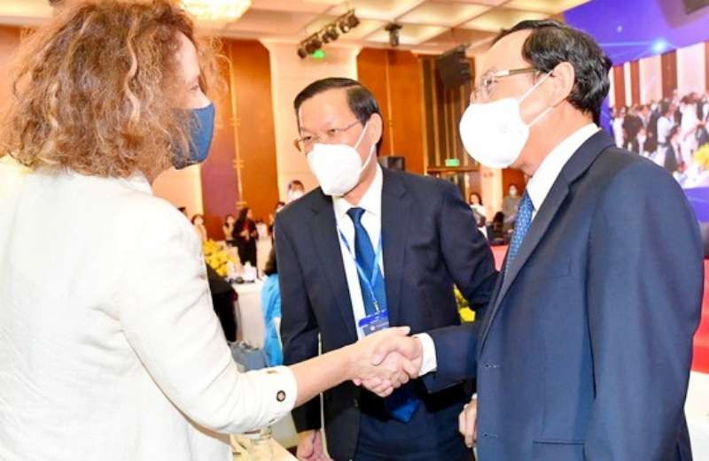 市領導在經濟論壇上會見各國際金融組織、企業代表。