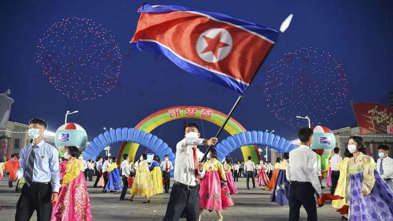 朝鮮平壤的金日成廣場當晚舉辦大型舞會和煙花匯演慶祝太陽節，即已故領導人金日成的生忌。