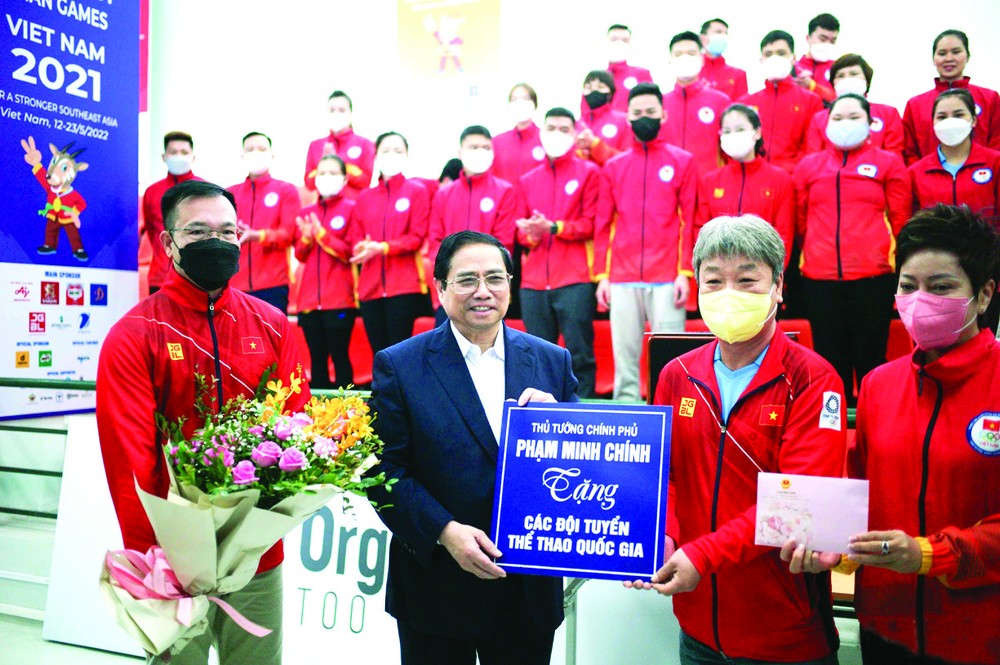 政府總理范明政向各體育項目 國家隊贈送禮物。