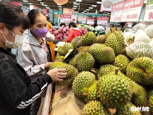 消費者在選購榴蓮。