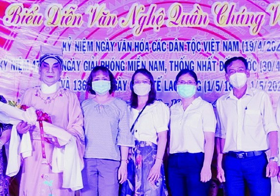 　第十一郡文化體育中心向樂風曲藝俱樂部贈送鮮花。