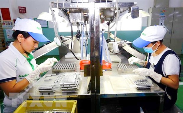 本市新順出口加工區一家企業的生產線。