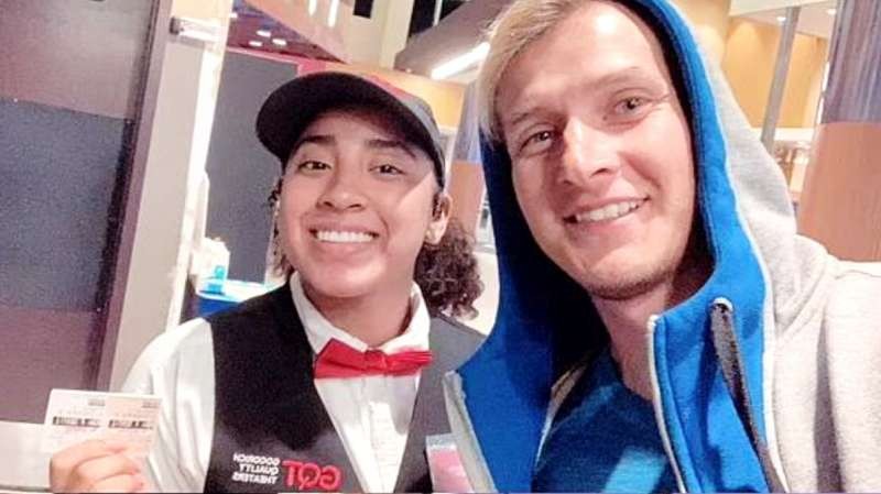 男子觀看同一部電影 292 次破世界紀錄