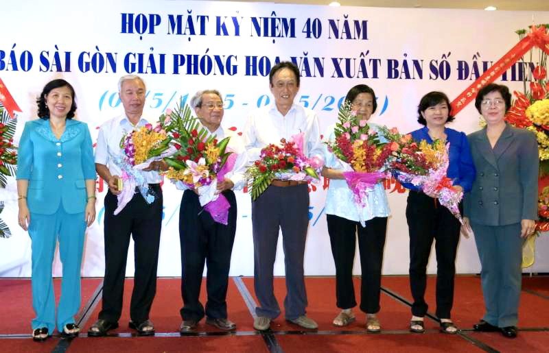 值本報紀念公開發行40週年之際，歷屆編輯領導獲贈送鮮花。 （左二起：阮中部、懷雨、陸進義、林菊等）