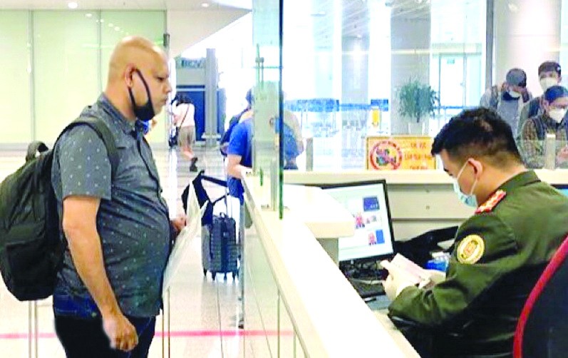 入境者在海關辦理入境手續。