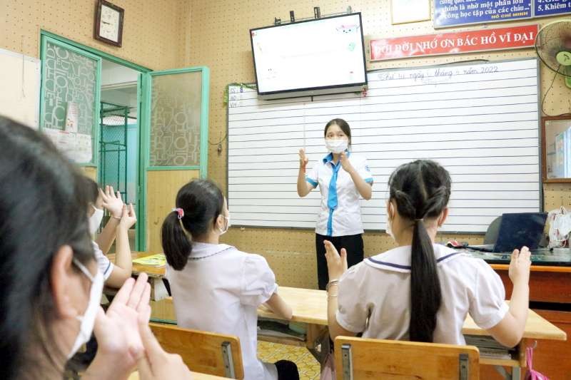 阮氏麗緣正在教聽障學生學習手語。