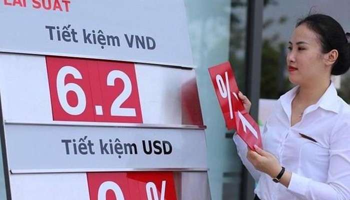 銀行人員調整存款利率。