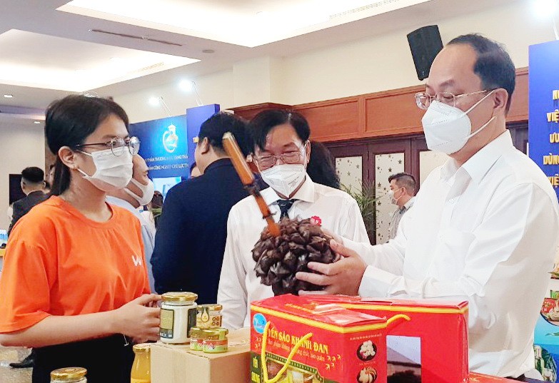 市委副書記阮胡海參觀國貨展。