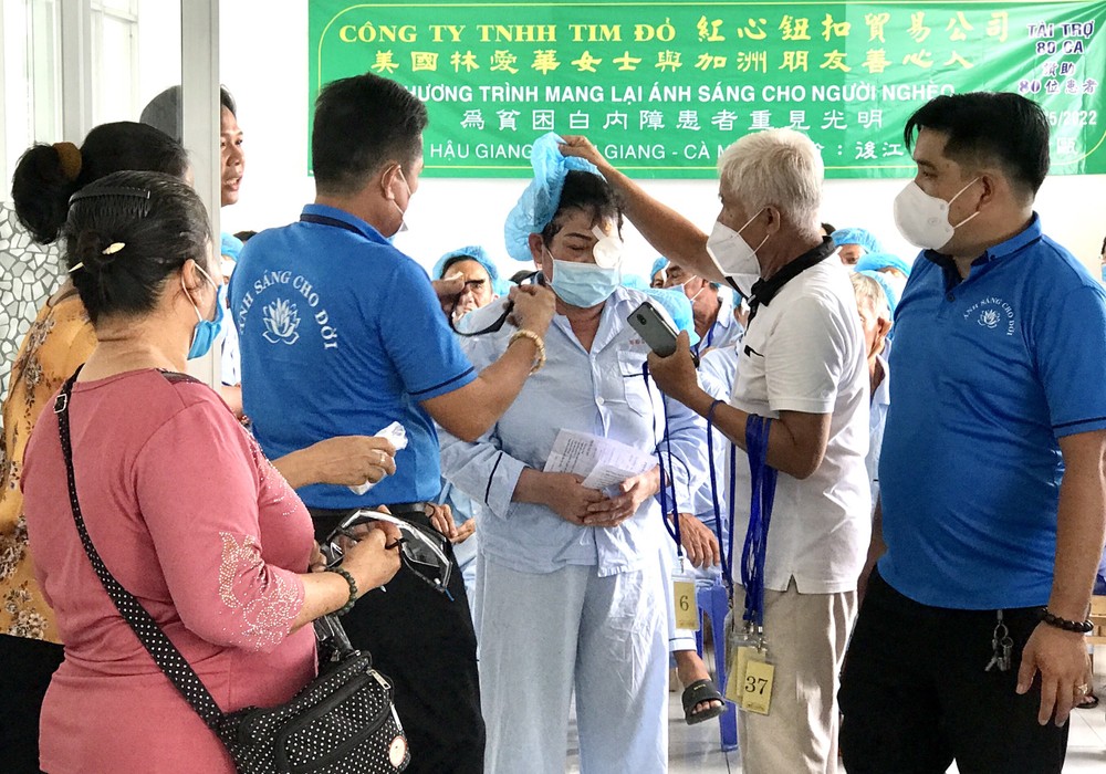 為貧困者免費施白內障手術 ảnh 1