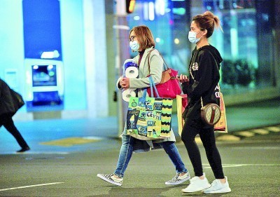 人們戴著口罩走在新西蘭奧克蘭市中心街頭。新華社發