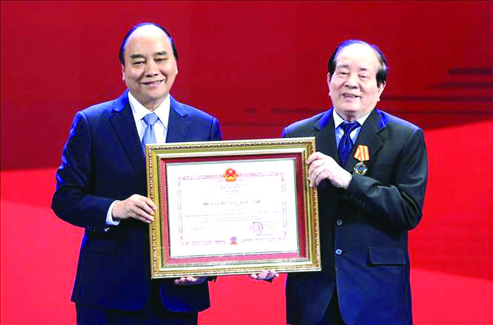 國家主席向友請詩人頒授二等獨立勳章