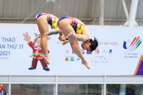 吳芳梅和梅鴻幸為國家立功。