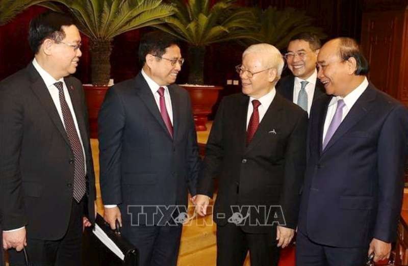 黨中央總書記阮富仲與出席大會各代表交談。