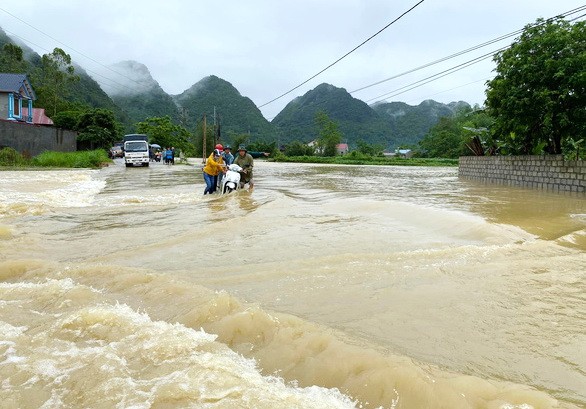 諒山省強降雨致民房受淹