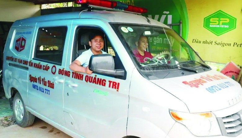 雙胞胎兄弟齊力助人