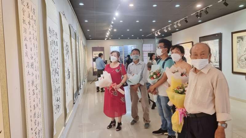 華人書畫家參觀展覽。