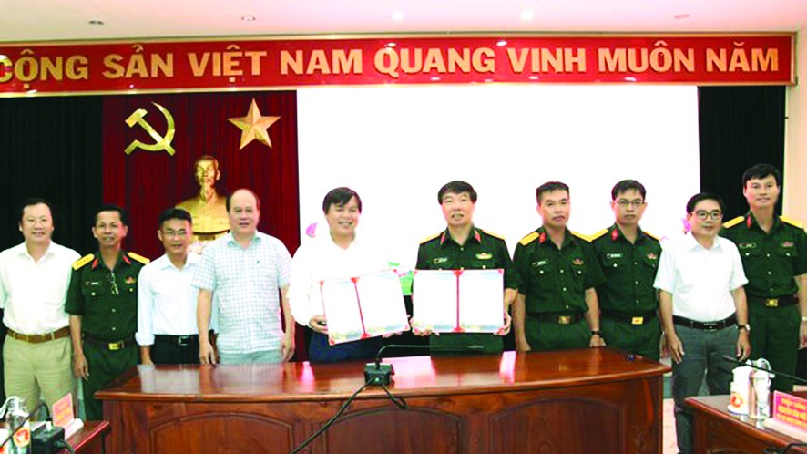 《西貢解放報》與第七軍區政治部簽署合作協議