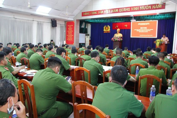 坊鄉市鎮公安參加行政違規處理集訓