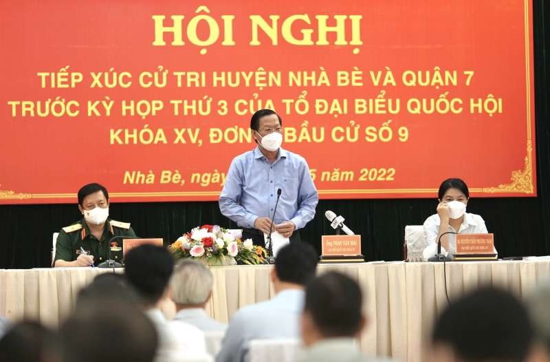 市人委會主席潘文邁回答選民的提問。