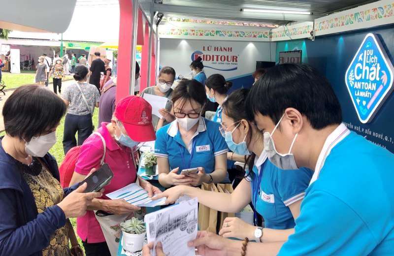 旅遊公司向民眾介紹各個吸引的旅遊產品。