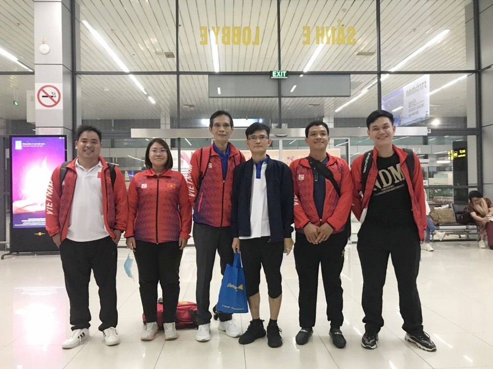 華人范啟源教練(左三)與運動員 在機場出發前合照。