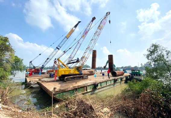 連接平陽和同奈兩省的白騰橋施工建設中。